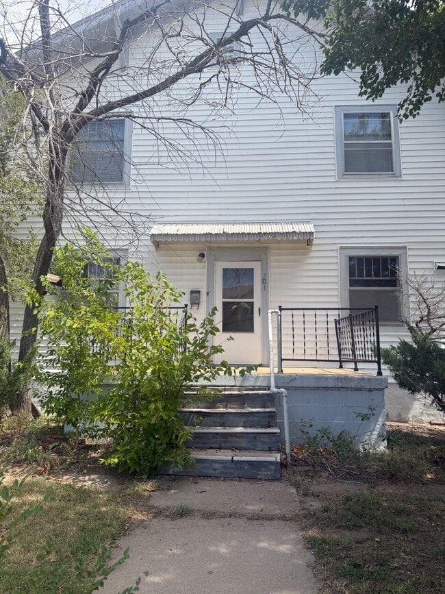 Photo - 301 E 4th Ave