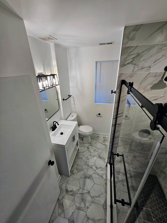 Master bathroom - 3720 S Calumet Ave Unit 1