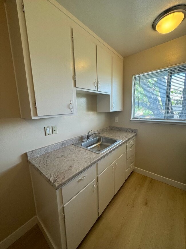 Photo - Upstairs 1 bedroom 1 bath apartment w/ ass... Unidad 925-17