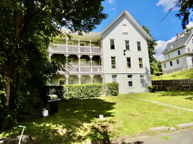 Building Photo - 68 Ingraham St Unit 3rd Floor Rental