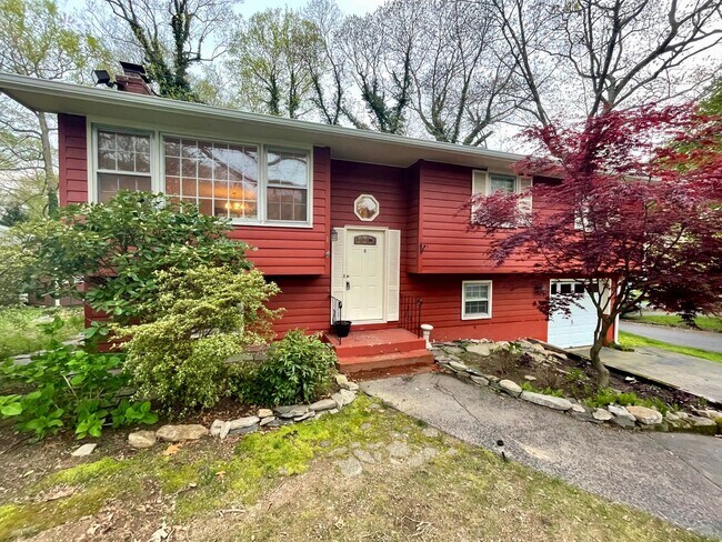 Beautiful Raised Ranch House in Gales Ferry! - Beautiful Raised Ranch House in Gales Ferry!
