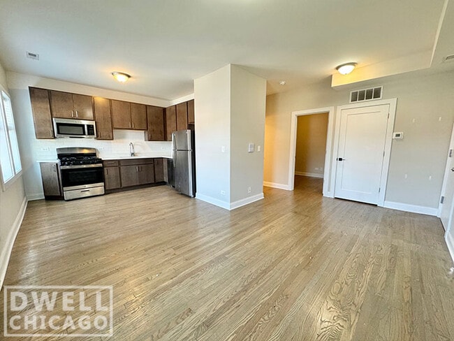 Building Photo - 3409 W Fullerton Ave Unit 3D