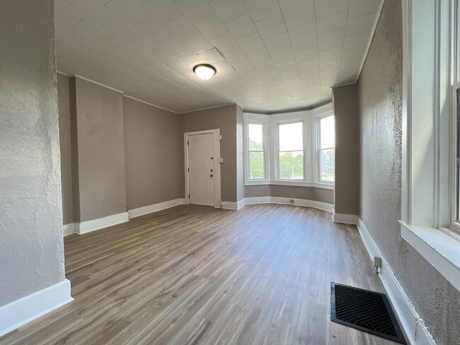 Photo - 651 Caledonia Pl