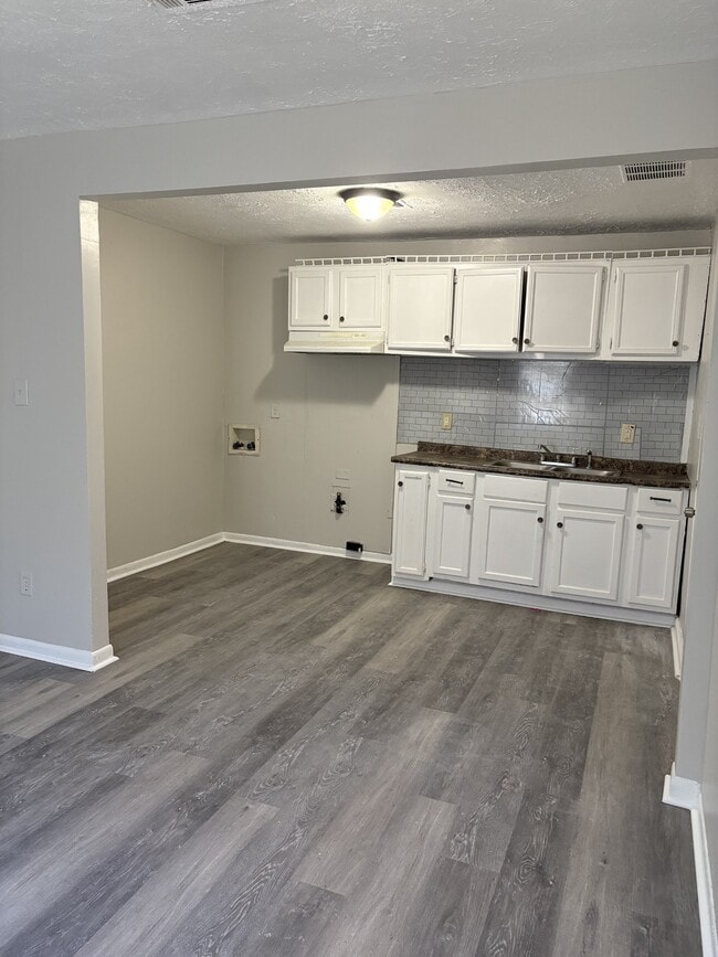 Photo - 3879 Southmont Dr