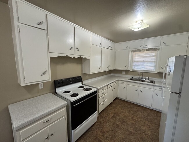 House Located Within Minutes Of Medical District & Elementary!