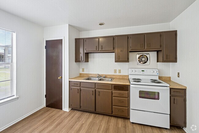 2BR, 1BA - 724SF - Kitchen