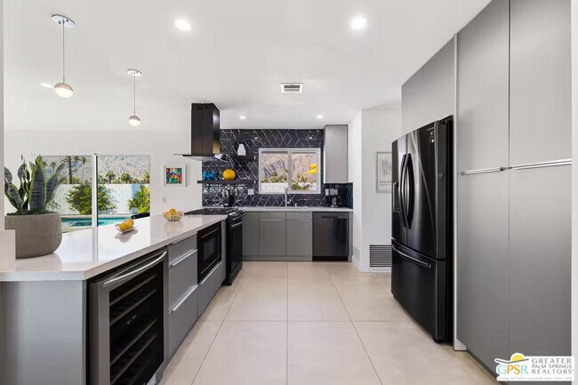 Photo - 945 N Buttonwillow Cir