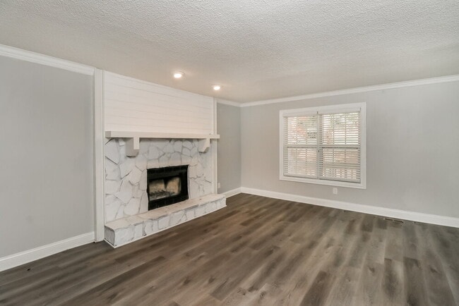 Photo - 565 Bells Ferry Pl