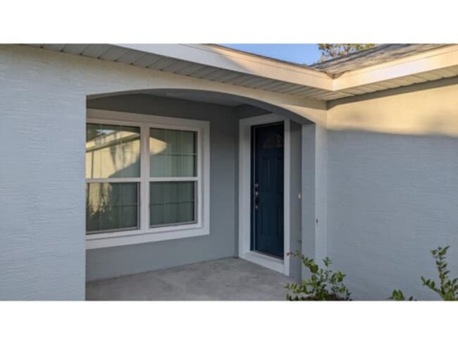 Photo - Spacious 4 bedroom/2 bath/ 2 car garage Duplex. www.WeRentSunshine.com