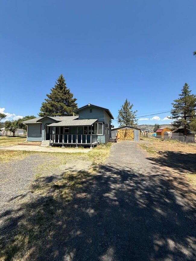 Adorable Renovated Farmhouse! - Adorable Renovated Farmhouse!