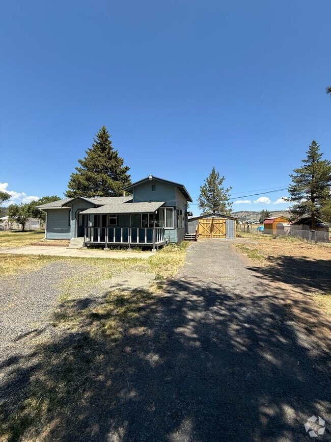 Building Photo - Adorable Renovated Farmhouse!