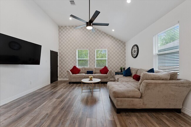 Photo - 4547 Newberry St