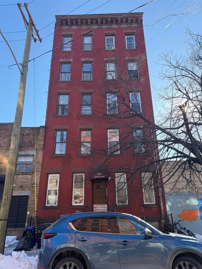 Building Photo - 207 15th St Unit 31