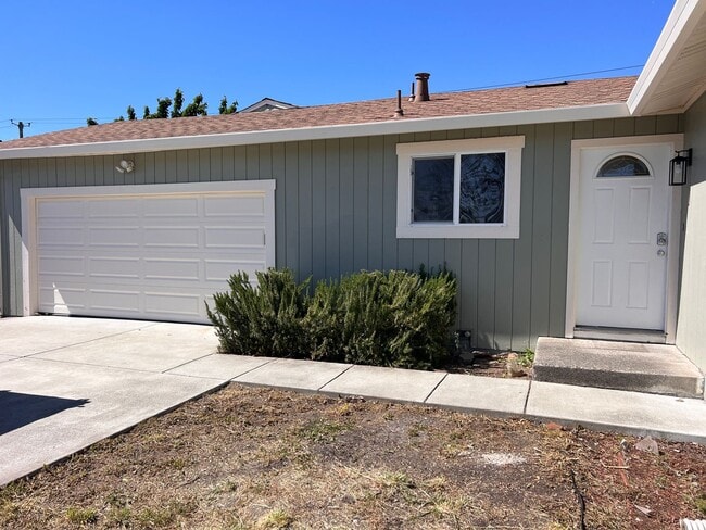 Building Photo - 3 Bedroom home for Rent
