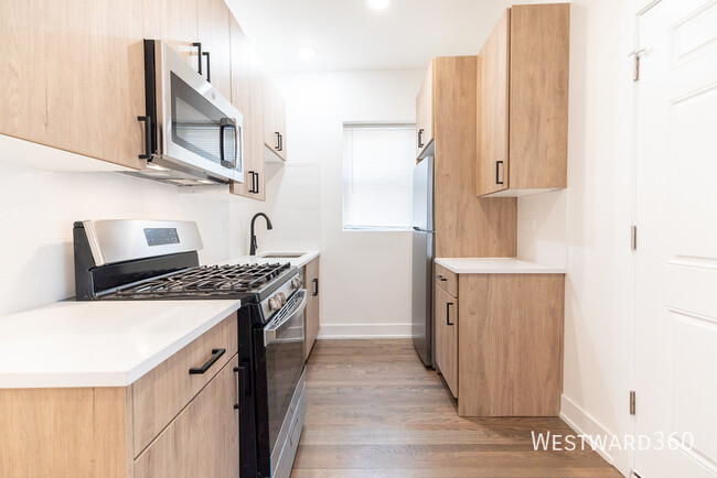 AVAILABLE NOW in Edgewater! Fully rehabbed... - AVAILABLE NOW in Edgewater! Fully rehabbed... Apartment Unit 1