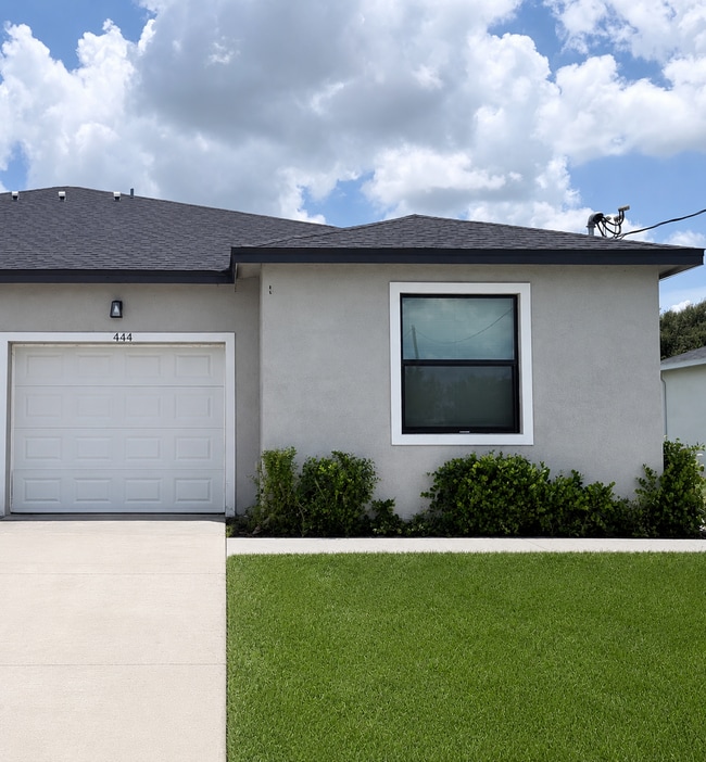 Building Photo - Like New 2 Bedroom 2 Bath 1 Car Garage Duplex in Lehigh!