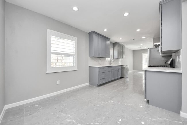 Photo - 7718 Romney Rd