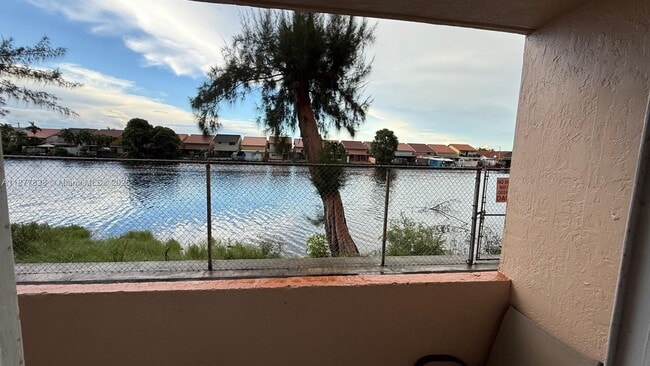 Photo - 2735 W 52nd St Unidad 104