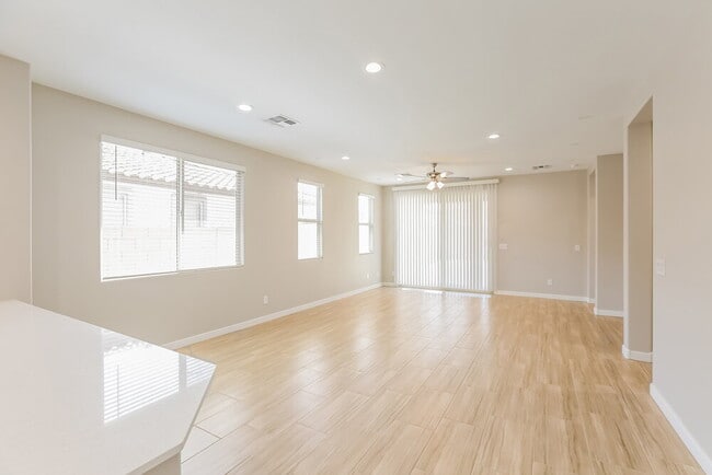 Photo - 1219 E Glass Ln