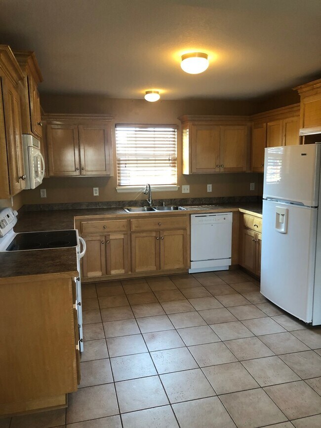 Photo - SPACIOUS SINGLE FAMILY IN GREAT LOCATION