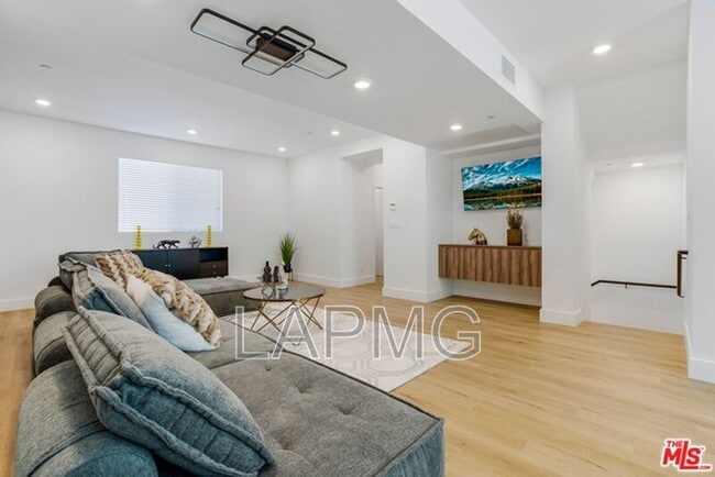 Photo - 4637 Laurel Canyon Blvd