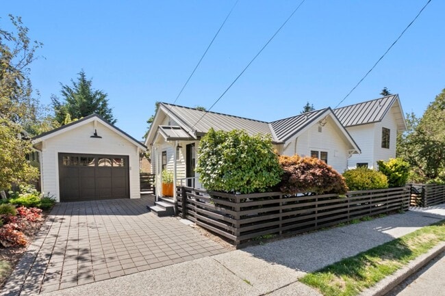 Building Photo - 2Bd/1Ba Seattle Duplex Rental