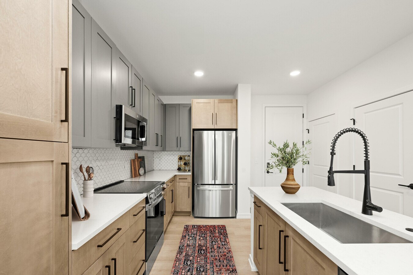 Modern kitchens with matte black hardware - Laurent