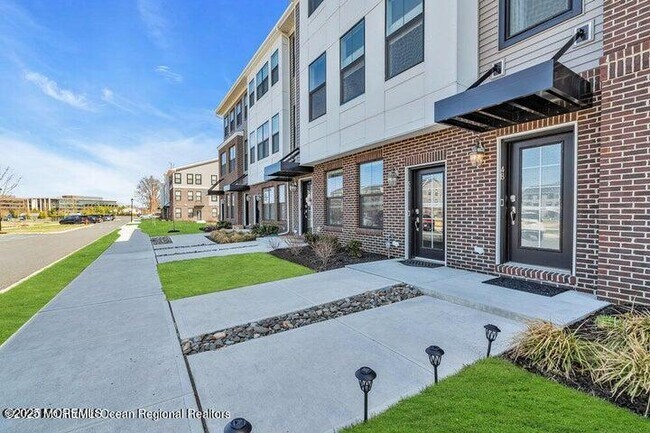 Photo - 50 Midway Rd S