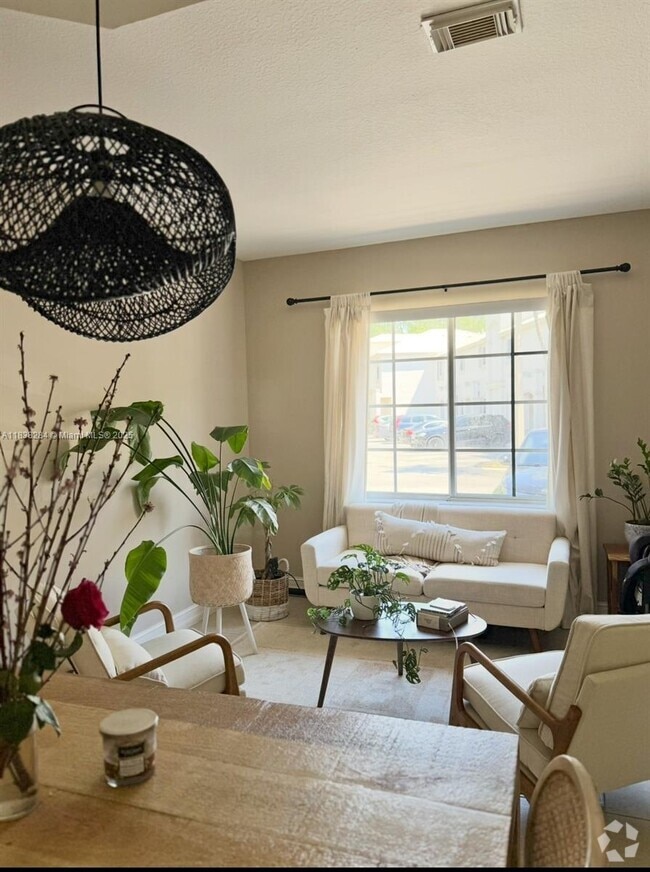 Building Photo - 15800 SW 92nd Ave Unit 14B Rental