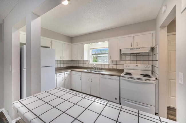 Photo - 221 N Oak Dr