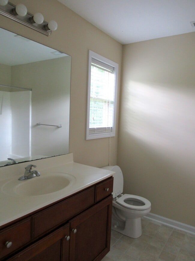 Photo - Three Bedroom Townhome in Richlands Close to Everything!!