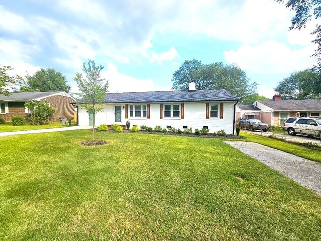 Photo - 3 Bedroom home minutes from Prisma Health and Downtown Greenville