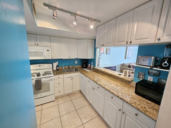 Building Photo - 9273 Collins Ave Rental