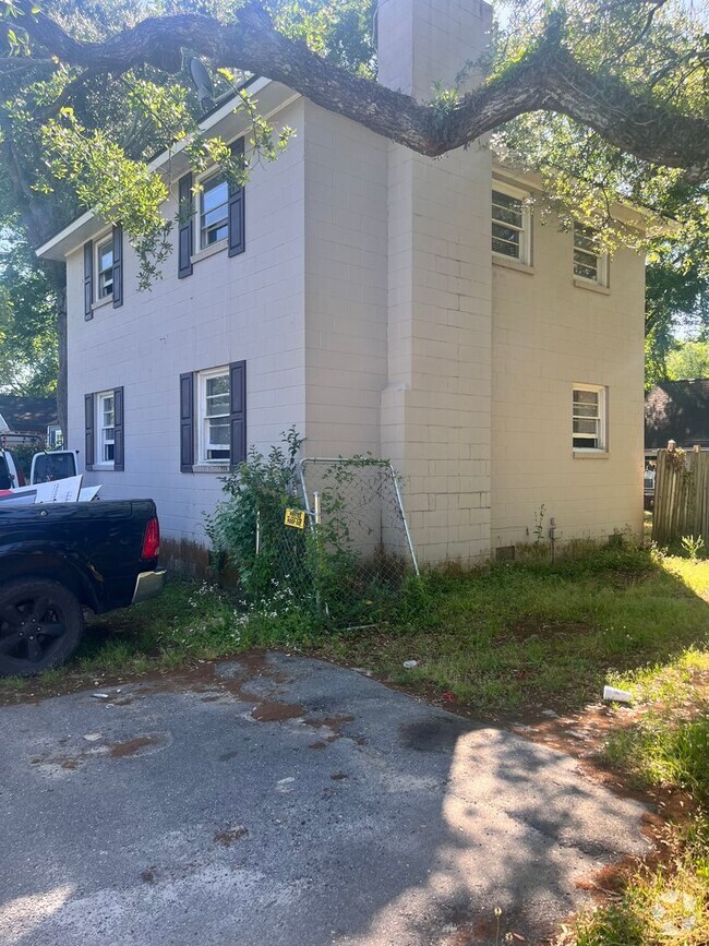 Building Photo - Charming Single Family Home