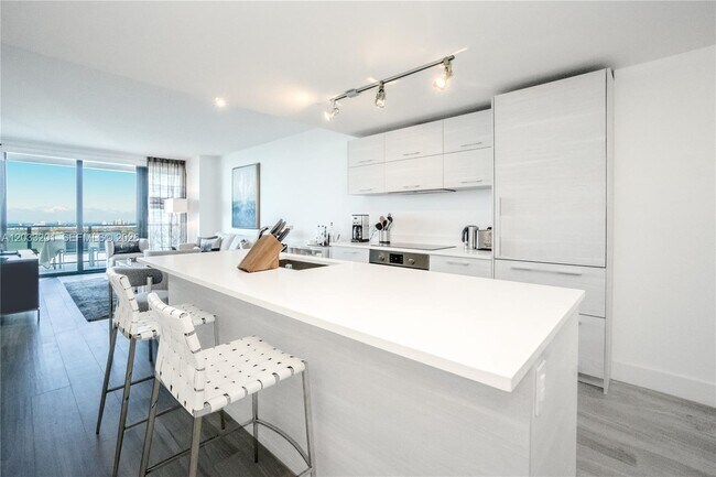 Photo - 650 NE 32nd St Unidad 3505
