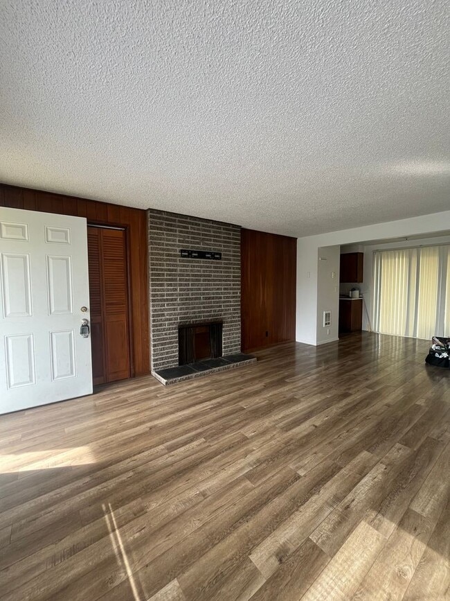 Building Photo - 2-Bedroom 1-Bathroom Duplex in Eugene