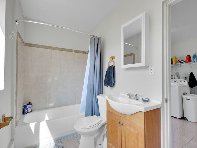 Photo - 4 Bedroom, 2 bath home with 2 car garage