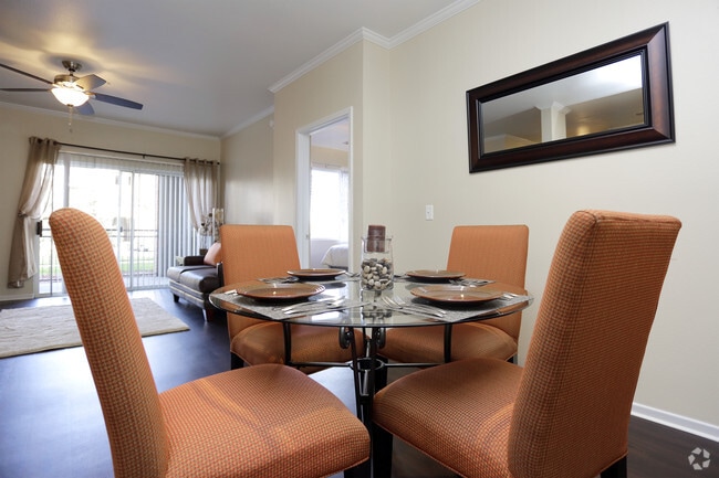 2BR, 2BA - 1033 SF