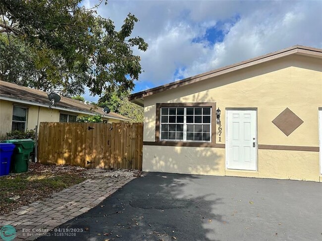 Building Photo - 1671 SW 44th Ave Rental