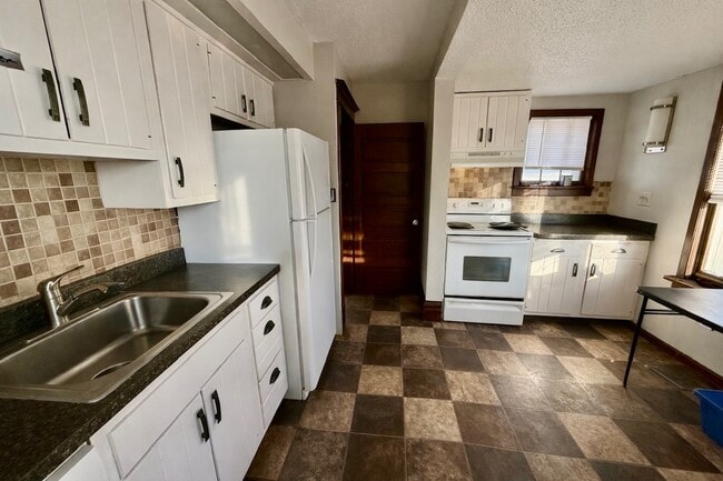 Photo - 422 5th St NW