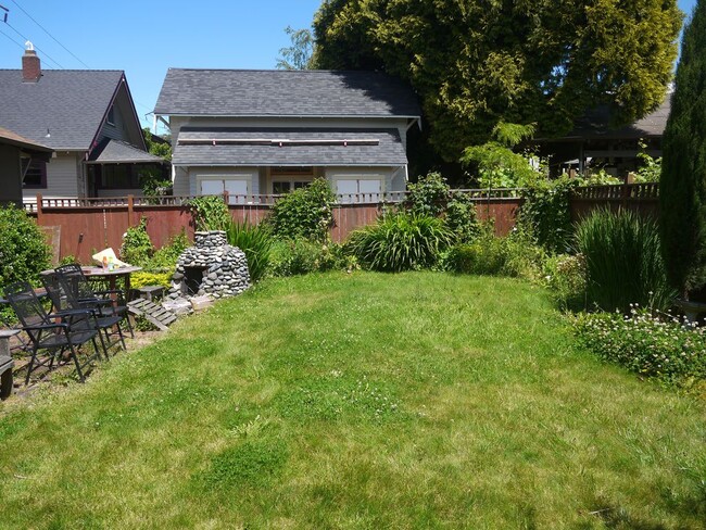 Back Yard - Neighboring fence has been removed. - 3924 se 9th ave House