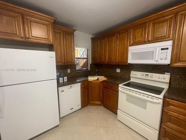 Building Photo - 3846 Coral Tree Cir Unit #3846