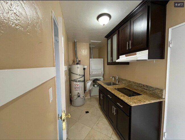 1062 S Corning St Unidad Upper