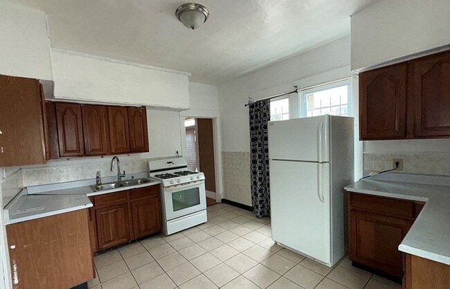 Photo - 160 Zenner St