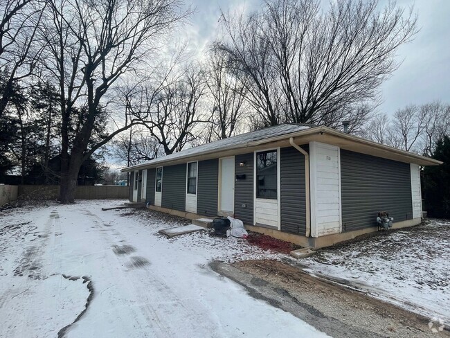 Building Photo - Cute newly remodeled 2 bedroom duplex! Rental