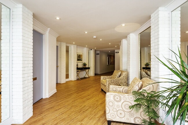 Photo - Coastal Living in a 55+ Community Spacious 1 Bedroom Across from Semiahmoo Shopping Centre Unité 118