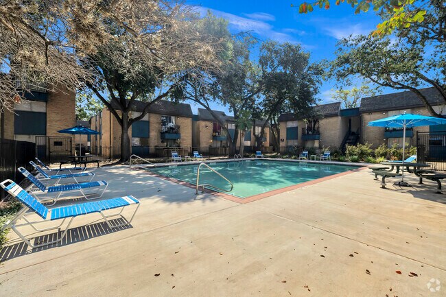 3737 Hillcroft - Pool - 3737 Hillcroft Apartments