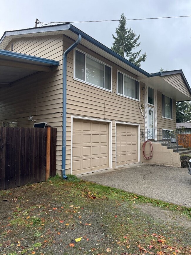Building Photo - Conveniently located, Bellevue home