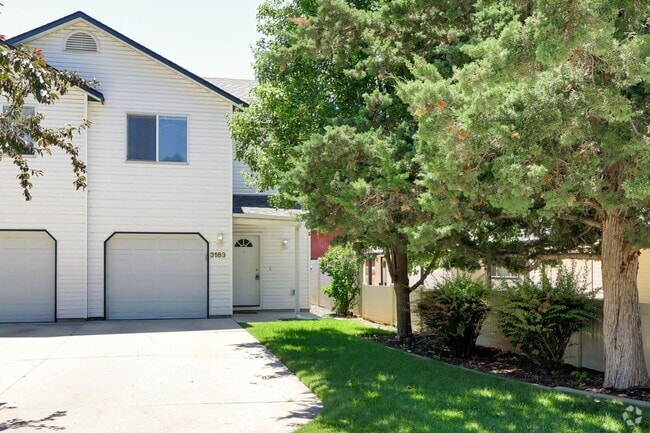 Building Photo - Spacious 3 Bed, 2.5 Bath Home with Garage ...