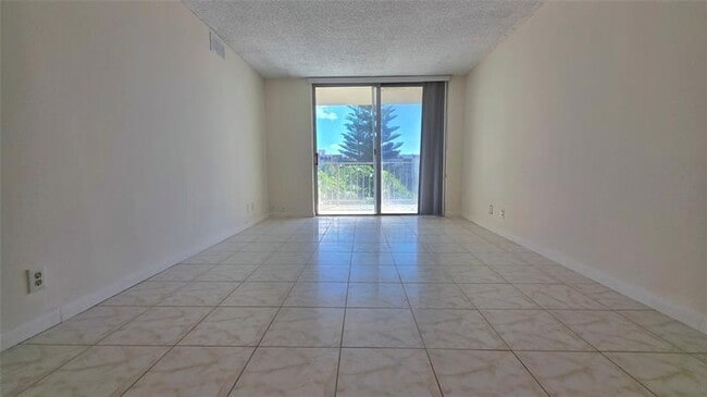 Photo - 2001 Atlantic Shores Blvd Unidad 411